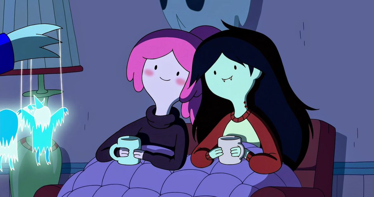 Bubblegum y Marceline se acurrucaron en la cama y se apoyaron una contra la otra.  Ellos sostienen tazas de té